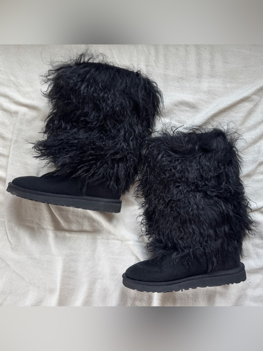 BARELY WORN Y2K Tibetan Mohair Uggs